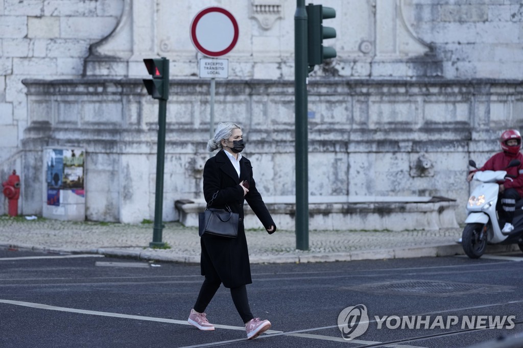 포르투갈 리스본 거리를 걷는 여성