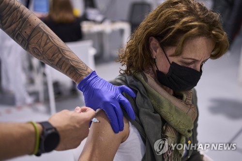 '오미크론 변이' 확산에 백신접종 하는 스페인 여성