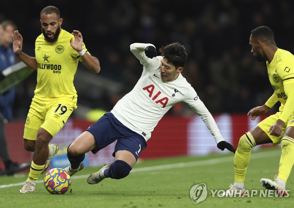In this Associated Press photo, Son Heung-min of Tottenham Hotspur (C) challenges Bryan Mbeumo of Brentford (L) for the ball during the clubs' Premier League match at Tottenham Hotspur Stadium in London on Dec. 2, 2021. (Yonhap)