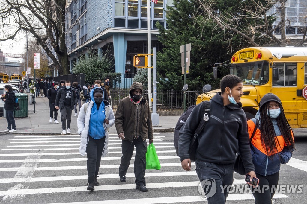 마스크를 쓴 채 길을 건너는 미국 뉴욕의 학생들 [AP 연합뉴스 자료사진. 재판매 및 DB 금지] 