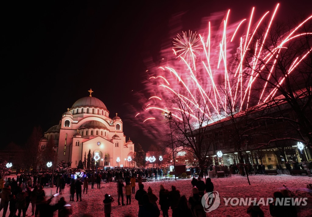 ′14일에 맞는 새해′…세르비아 하늘 수놓는 새해맞이 불꽃놀이