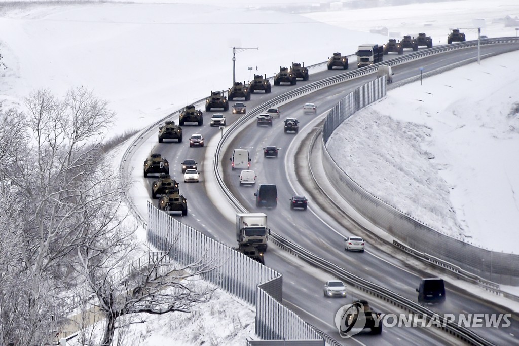 18일(현지시간) 러시아 전차 부대가 고속도로를 이용해 크림 반도로 이동하고 있다.[AP 연합뉴스 자료사진 제공. 재판매 및 DB 금지]