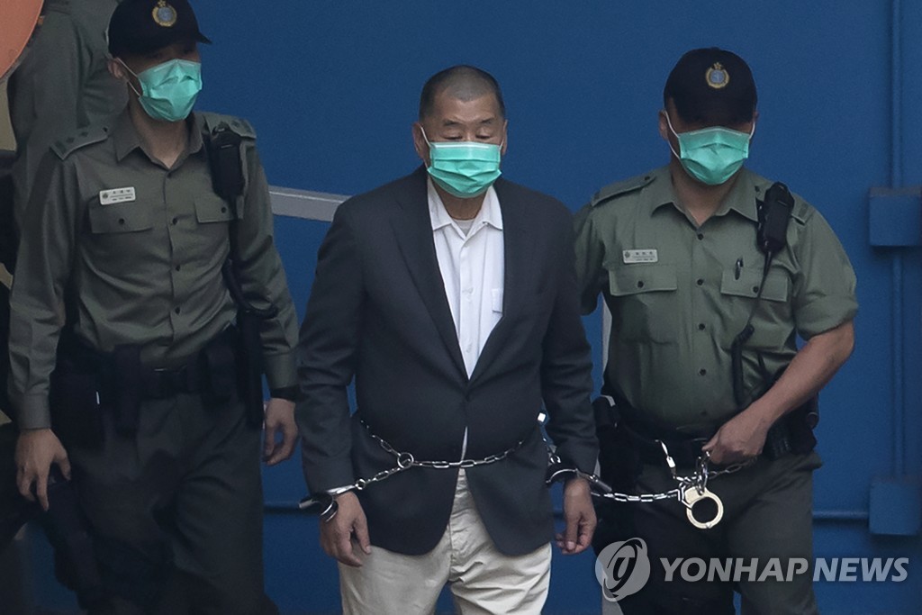 구속된 홍콩 빈과일보 사주 지미 라이(가운데)