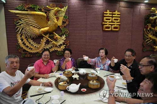 (AP=연합뉴스) 지난 5일 홍콩 한 식당의 모습. 2022.5.8.