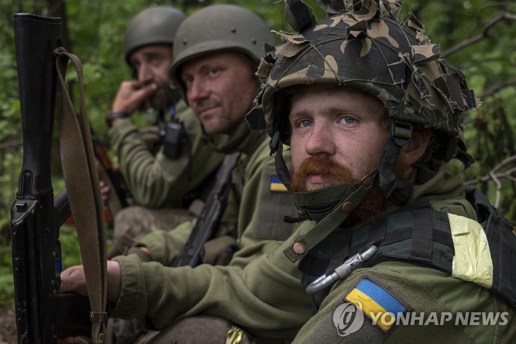 하르키우 주변에서 러시아군과 맞서는 우크라군