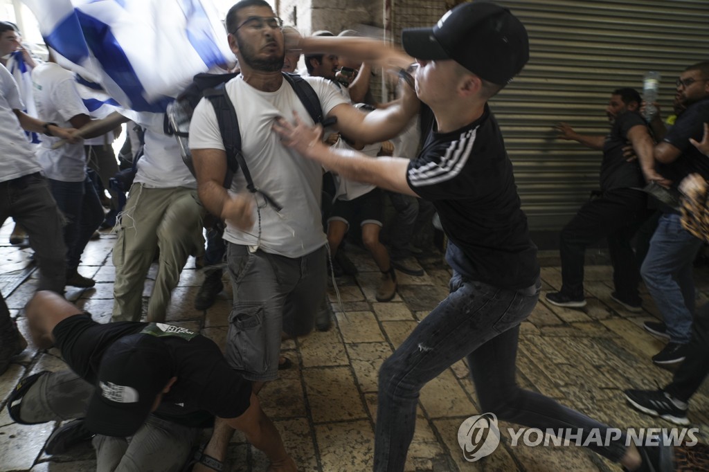 이스라엘 우파 청년들, 팔레스타인 주민과 충돌