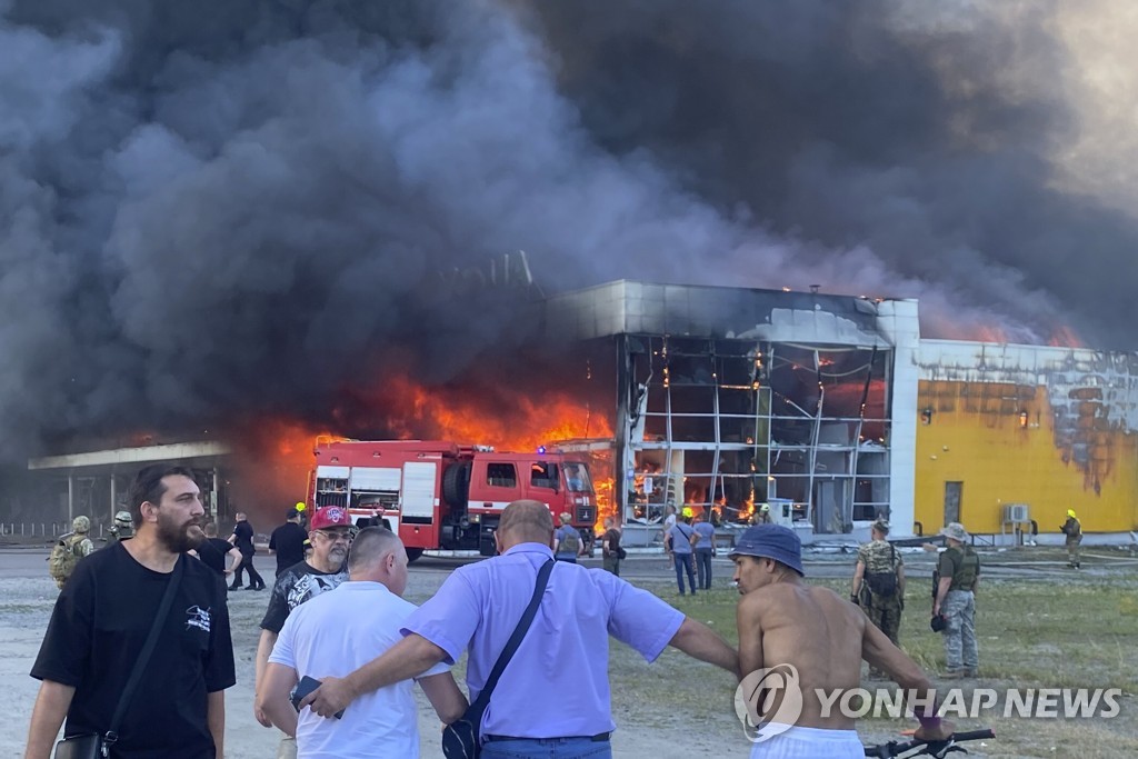 러 미사일 공격으로 화염 휩싸인 우크라 쇼핑센터