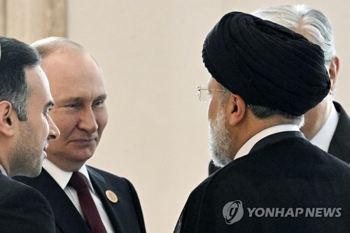 지난달 카스피해 연안국 정상회의서 만난 푸틴 대통령(왼)과 라이시 이란 대통령