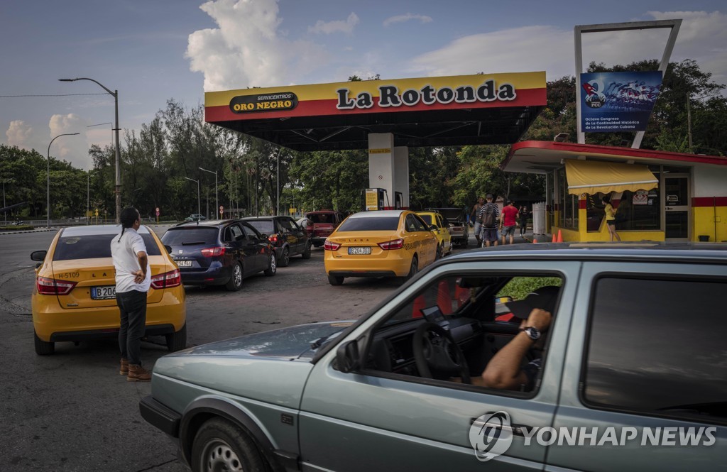 14일(현지시간) 쿠바 아바나 주유소 앞에서 차례 기다리는 운전자들