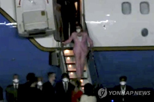 (AP=연합뉴스) 낸시 펠로시 미국 하원의장이 2일 밤 대만 쑹산공항에 도착해 비행기에서 내려오는 모습. 