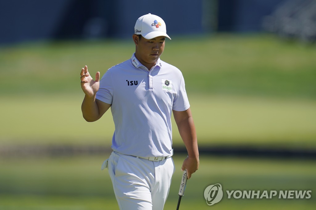 In this Associated Press photo, Kim Joo-hyung of South Korea waves to the crowd after a birdie on the second hole during the first round of the BMW Championship at Wilmington Country Club in Wilmington, Delaware, on Aug. 18, 2022. (Yonhap)