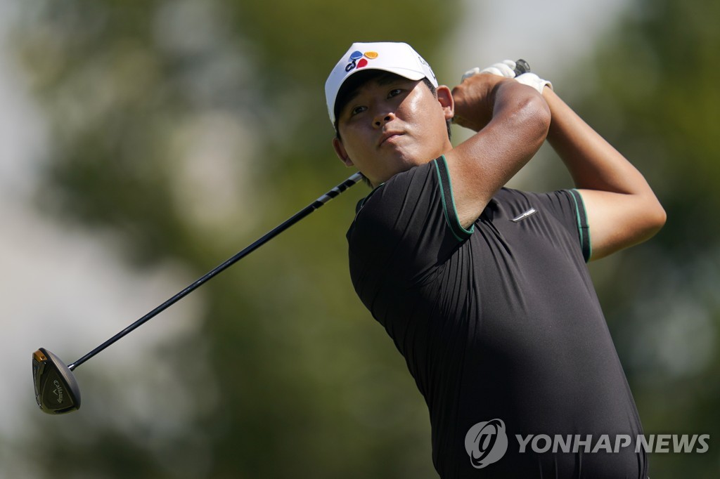 In this Associated Press file photo from Aug. 19, 2022, Kim Si-woo of South Korea watches his tee shot on the ninth hole during the second round of the BMW Championship at Wilmington Country Club in Wilmington, Delaware. (Yonhap)