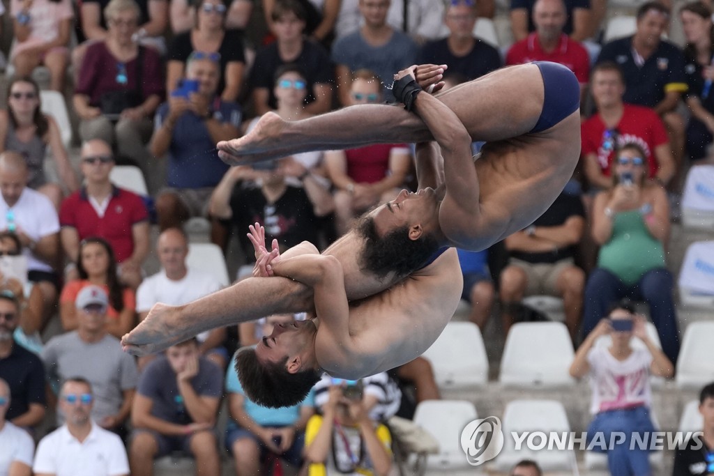 '동작일치'…유럽 수영 선수권대회 다이빙 남자 싱크로나이즈 