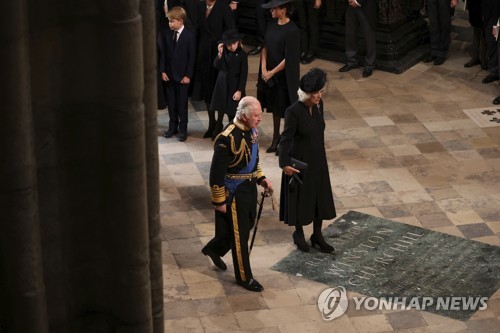 장례식 참석하는 찰스 3세 국왕과 커밀라 왕비