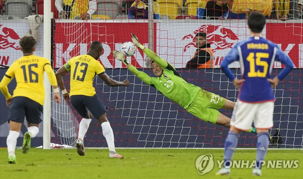 에콰도르 발렌시아의 페널티킥을 막는 일본 골키퍼 슈미트. 