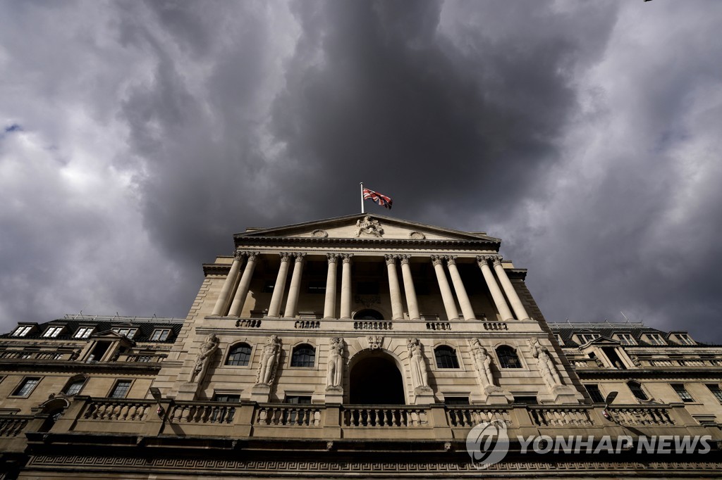 영국 잉글랜드은행 위에 드리워진 먹구름
