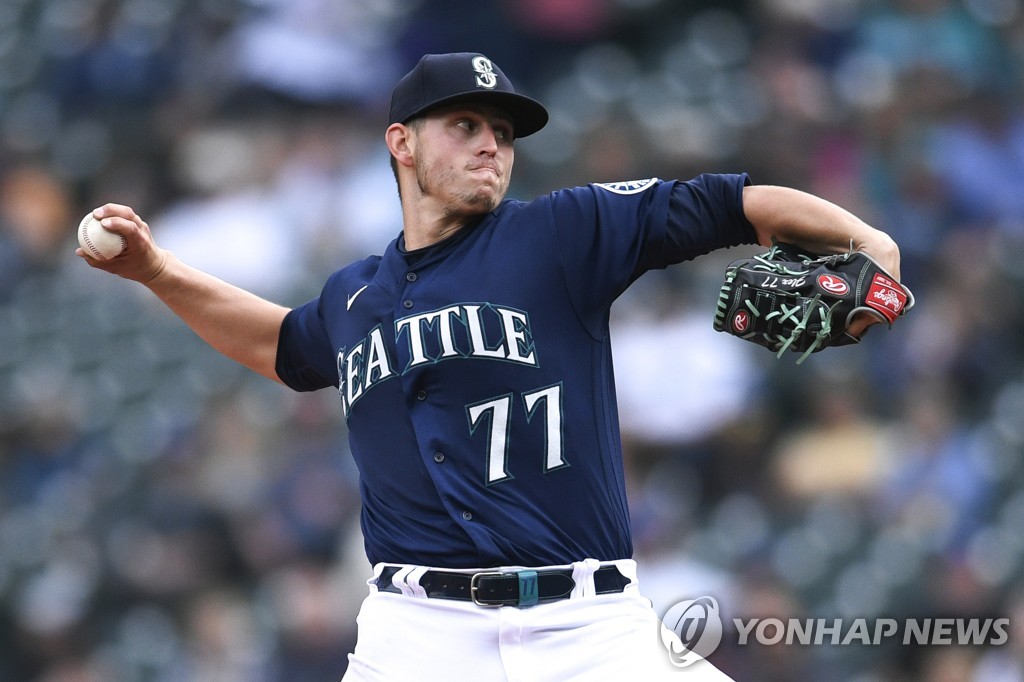 In this Associated Press file photo from Oct. 4, 2022, Chris Flexen of the Seattle Mariners pitches against the Detroit Tigers during the top of the second inning of a Major League Baseball regular season game at T-Mobile Park in Seattle. (Yonhap) 