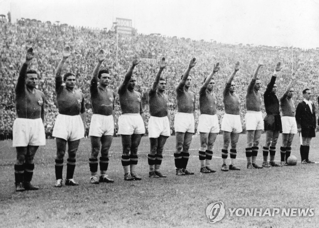 1938년 월드컵에서 '파시스트 경례'를 하는 이탈리아 선수들
