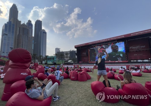 두바이의 월드컵 팬 구역에서 생중계를 보는 관광객들