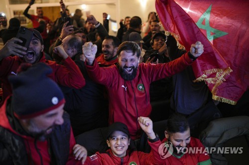 프랑스 마르세유에서 모로코를 응원하는 축구 팬들
