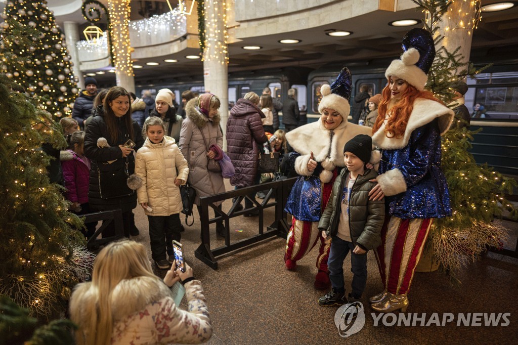 지하철역에서 정교회 크리스마스(1월7일) 축하하는 우크라이나 하르키우 어린이들