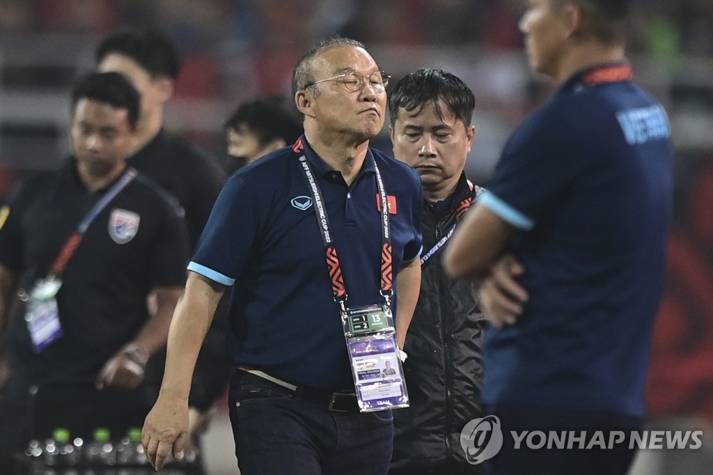Trong bức ảnh do hãng thông tấn AP đăng tải, huấn luyện viên Park Hung-seo (giữa) giao lưu với đội tuyển quốc gia Việt Nam trong trận lượt đi Chung kết Giải vô địch AFC với Thái Lan tại Sân vận động Mỹ Đình, Hà Nội vào ngày 13 tháng 1 năm 2023. (Yonhap)