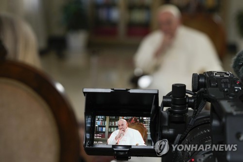 AP 통신과 인터뷰하는 프란치스코 교황