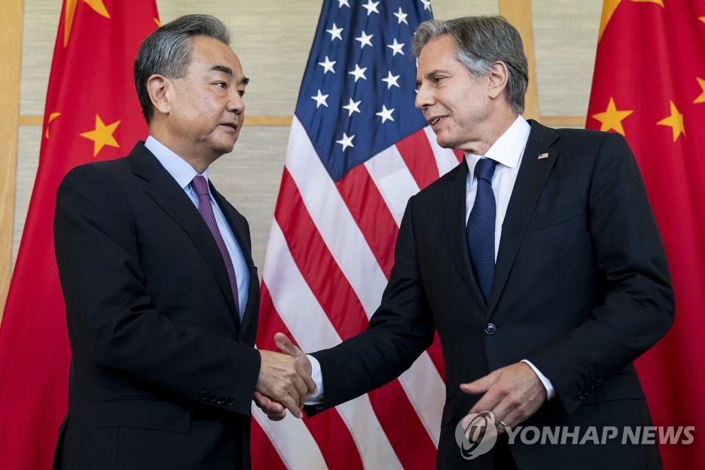 블링컨 미국 국무장관(오른쪽)이 2022년 7월 당시 왕이 중국 외교부장을 만난 모습