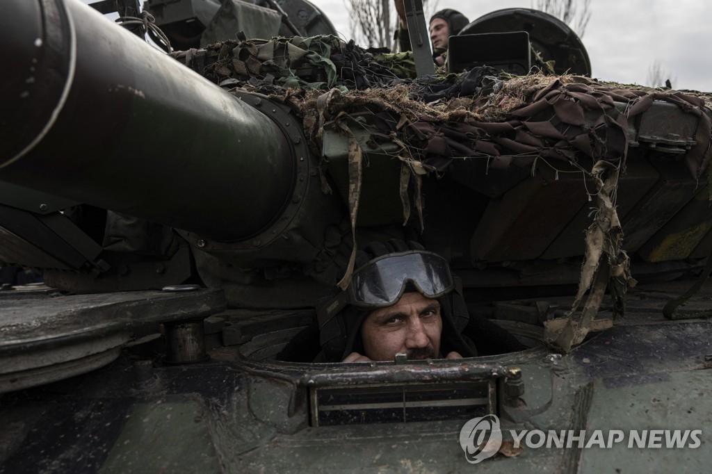 바흐무트 인근 전방의 우크라이나 군인들 [AP=연합뉴스]