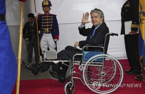 지난 2월 다리 골절로 수술을 받은 에콰도르 대통령이 휠체어를 타고 이동하는 모습