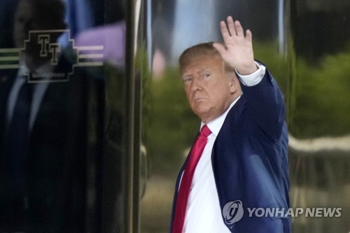 뉴욕 트럼프타워 들어서면서 지지자들에게 인사하는 도널드 트럼프 전 미국 대통령