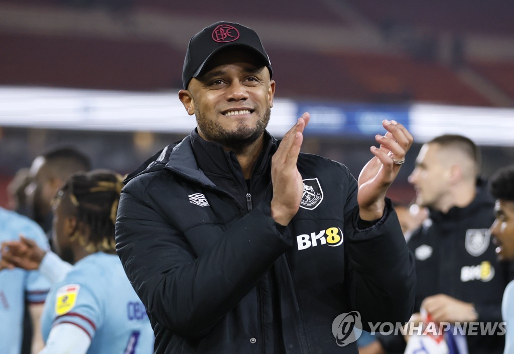 EPL 승격을 확정하고 손뼉을 치는 번리의 뱅상 콩파니 감독