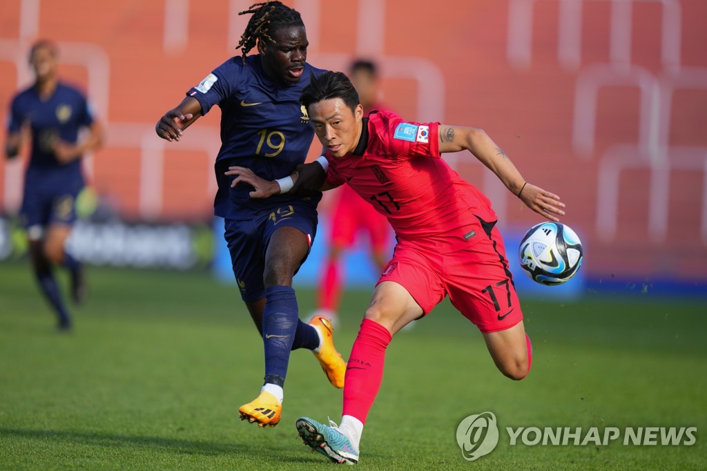 In this Associated Press photo, Lee Ji-han of South Korea (R) and Brayann Pereira of France battle for the ball during a Group F match at the FIFA U-20 World Cup at Estadio Malvinas Argentinas in Mendoza, Argentina, on May 22, 2023. (Yonhap)