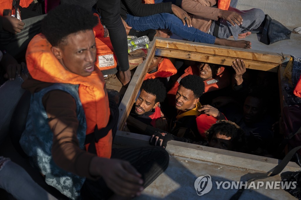 지중해 건너는 유럽행 밀입국 선박