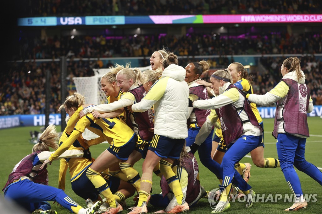 미국을 꺾고 기뻐하는 스웨덴 선수들.