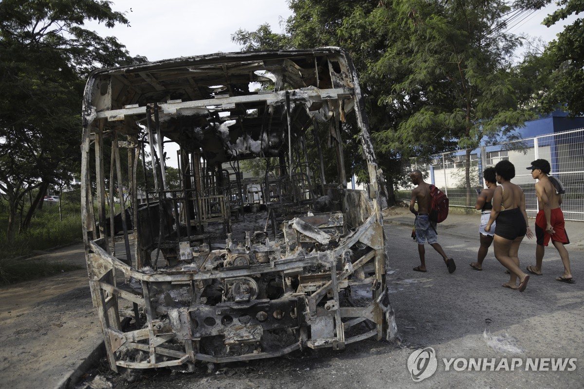 지난 10월 불에 타 앙상하게 뼈대만 남은 브라질 버스