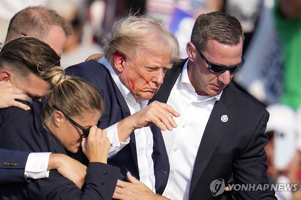 총격당한 트럼프 전 미국 대통령을 대피시키는 경호요원들