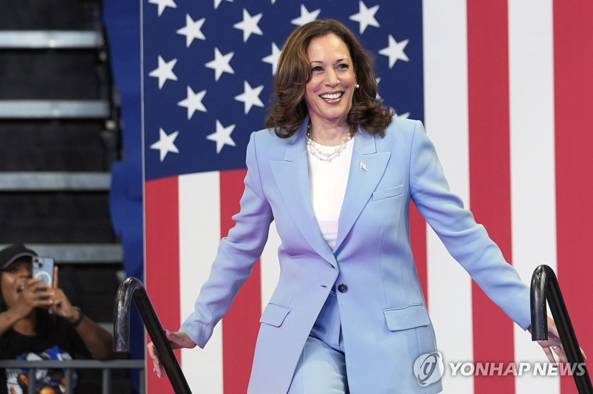 Esta foto de archivo, publicada por Associated Press, muestra a la vicepresidenta estadounidense Kamala Harris llegando para hablar durante un mitin de campaña en Atlanta el 30 de julio de 2024. (Yonhap)