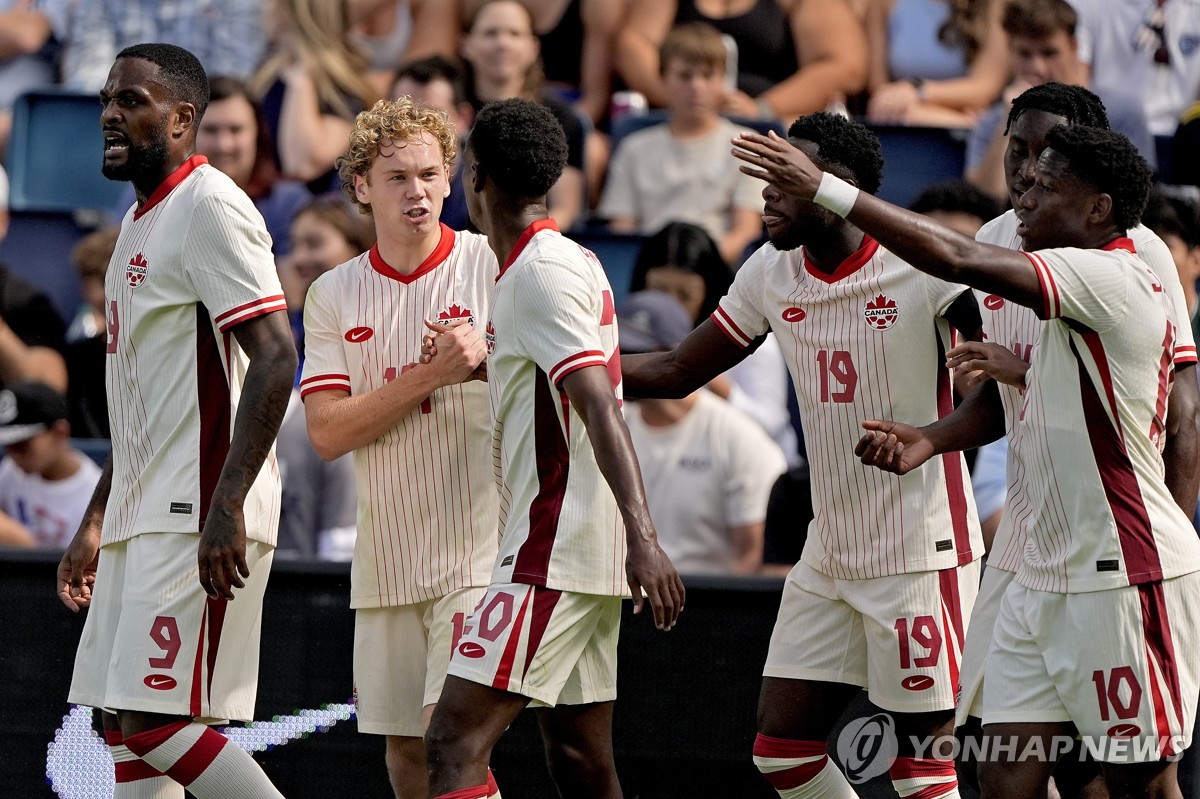 기뻐하는 캐나다 축구대표팀 선수들