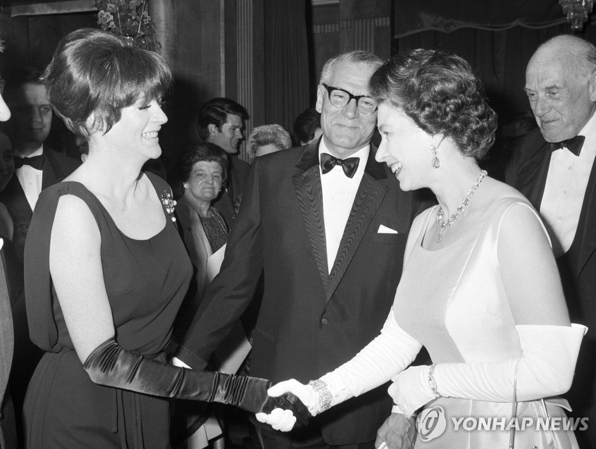 1966년 엘리자베스 2세와 만난 스미스