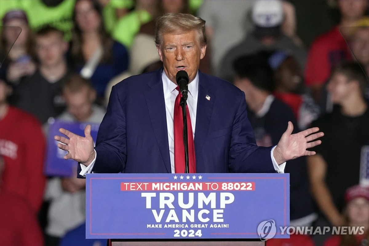 El expresidente Donald Trump habla en un evento de campaña en el Ryder Center de la Universidad Estatal de Saginaw Valley en University Center, Michigan, el 3 de octubre de 2024, en esta fotografía publicada por Associated Press. (Yonhap)