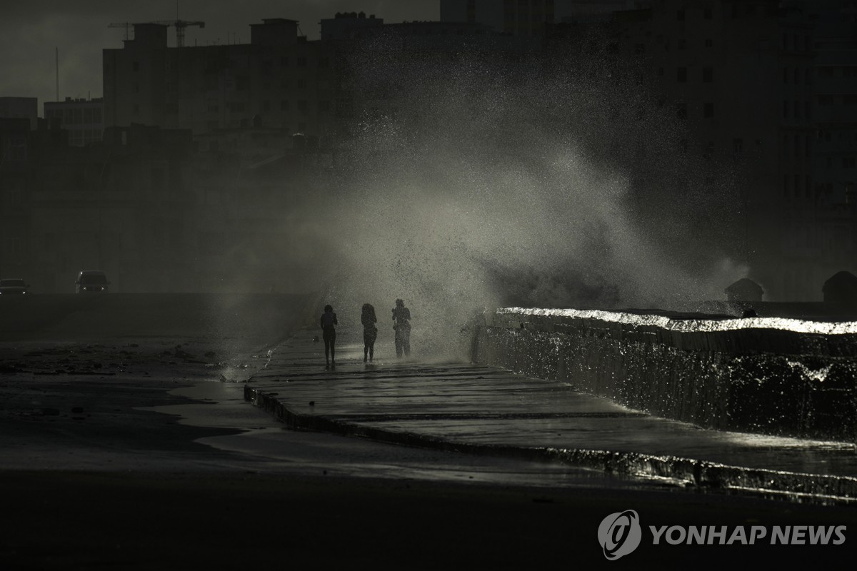 캄캄한 아바나 말레콘 넘나드는 파도