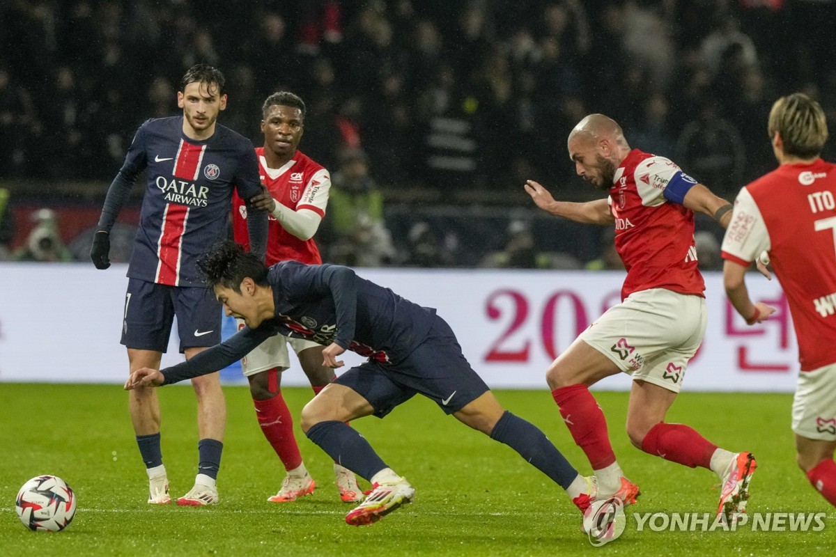 PSG 이강인(가운데)의 랭스전 경기 모습.