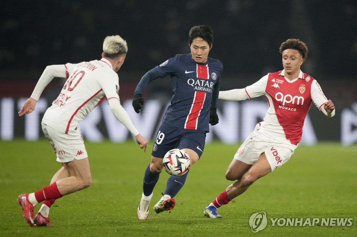 PSG 이강인(가운데)이 모나코전에서 돌파를 시도하고 있다.