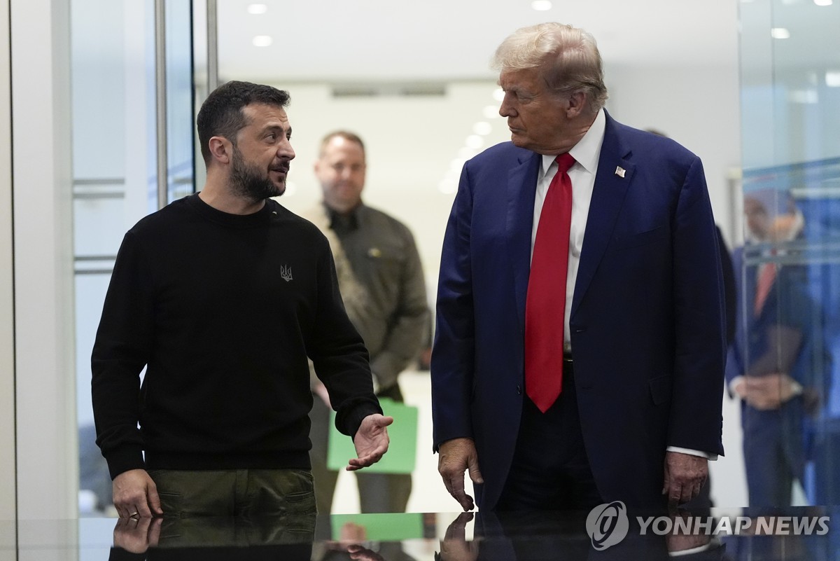2024년 9월 뉴욕에서 회동한 볼로디미르 젤렌스키 우크라이나 대통령(왼쪽)과 도널드 트럼프 당시 공화당 대선후보(오른쪽)