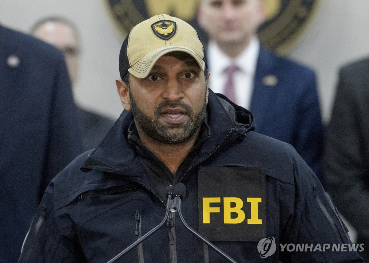 '국장 험담했나'…FBI, 직원들 불러 거짓말탐지기 조…