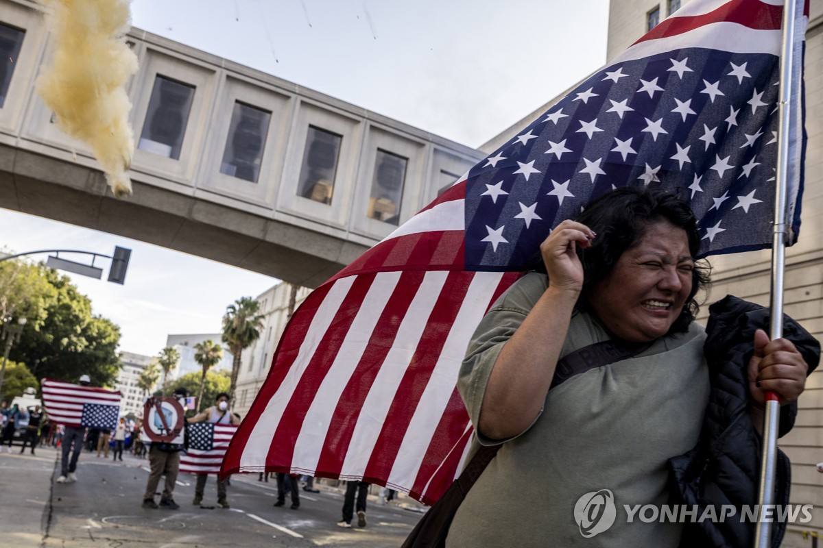 14일 미국 LA 시위 현장에서 경찰의 해산 명령과 비살상탄 사용에 시위대가 몸을 피하는 모습