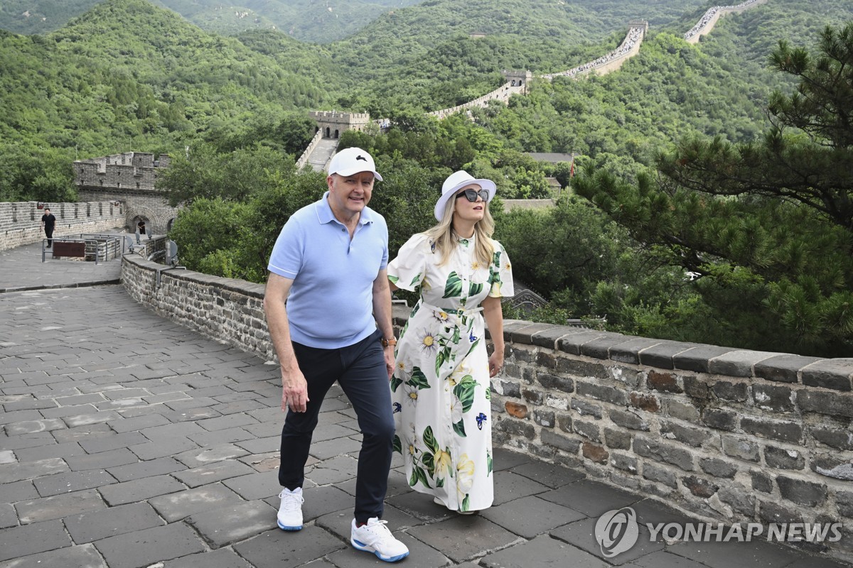 호주 총리, 만리장성 올라 "中과 긍정적 관계는 국익 …