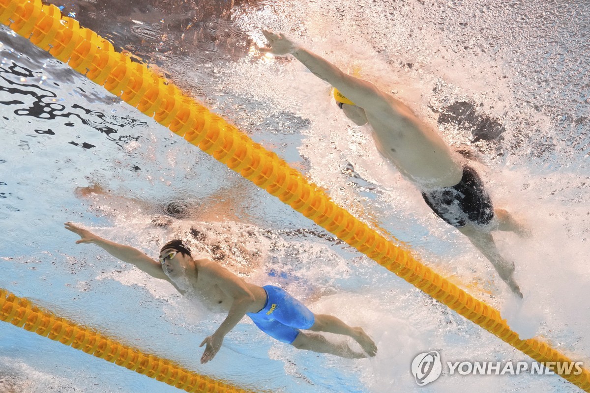 김우민(왼쪽)이 자유형 400ｍ에서 새뮤얼 쇼트 옆 레인에서 역영하는 모습. 