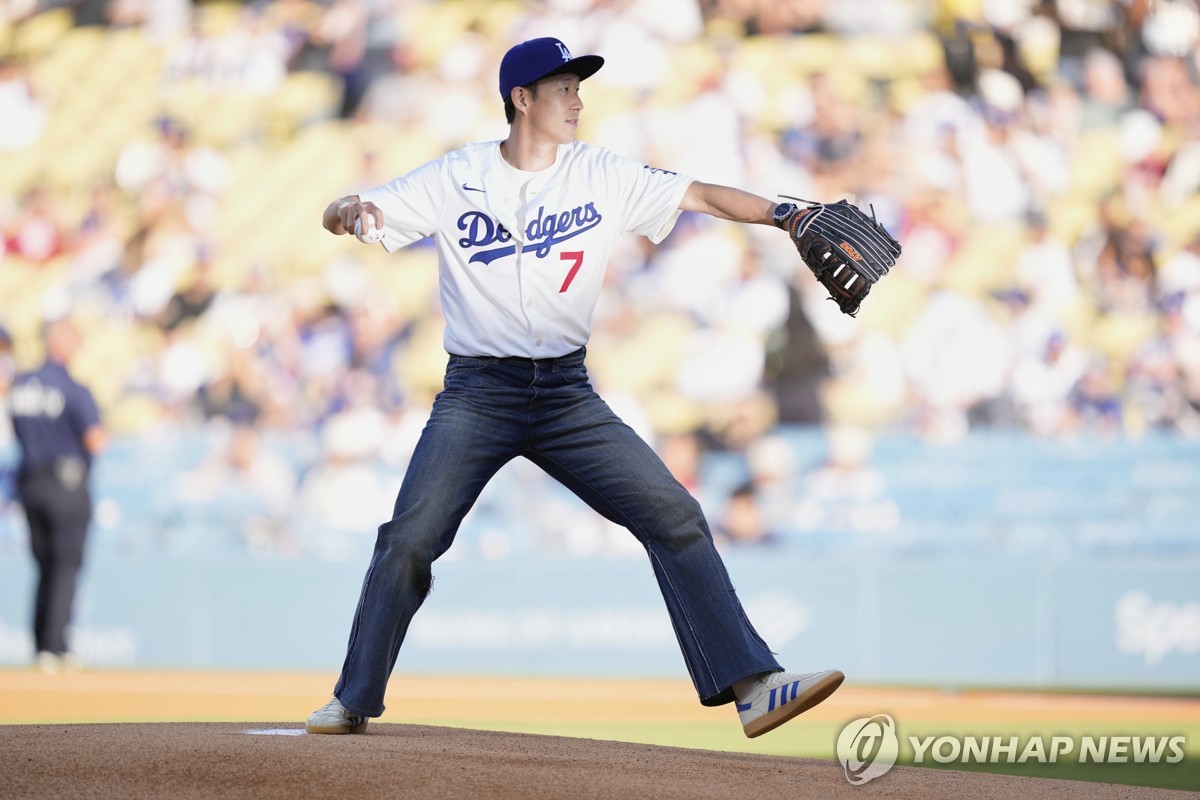 27일(현지시간) LA 다저스 홈경기서 시구하는 손흥민